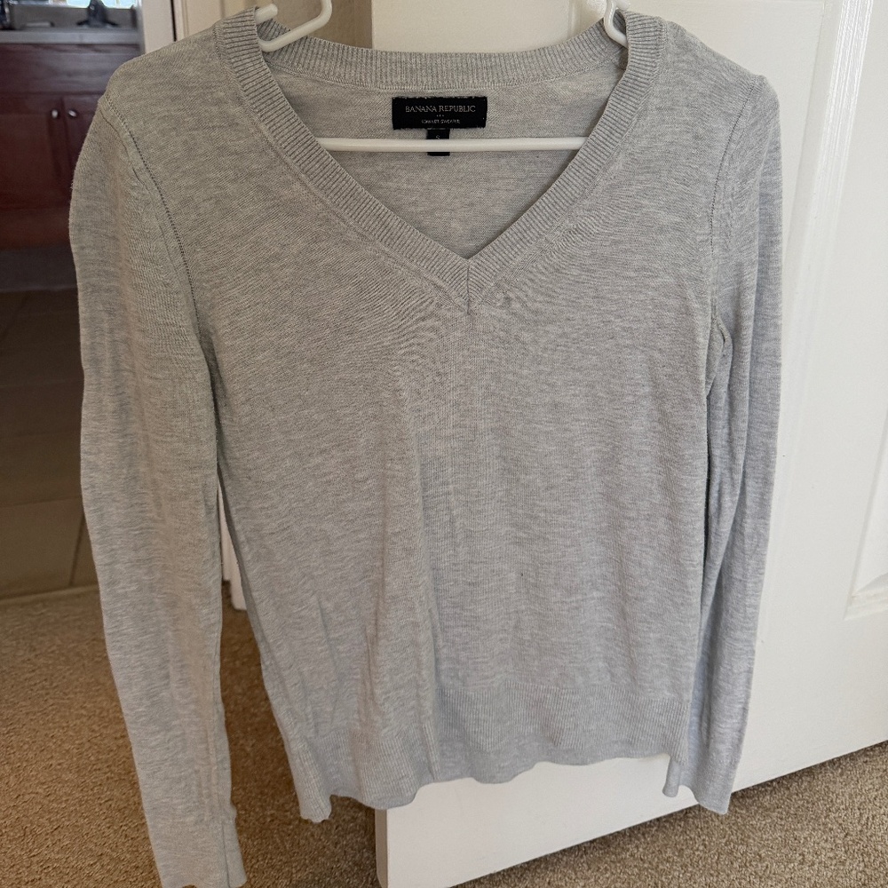 Banana Republic Favorite V-Neck Sweater in Heather Grey Size Small
